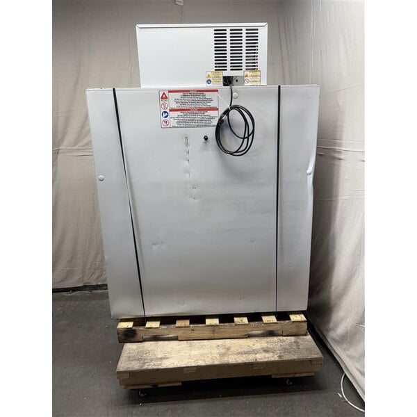 Scratch and Dent Leer 40ASL-R290 51" Outdoor Auto Defrost Ice Merchandiser with Slanted Front and Galvanized Steel Door