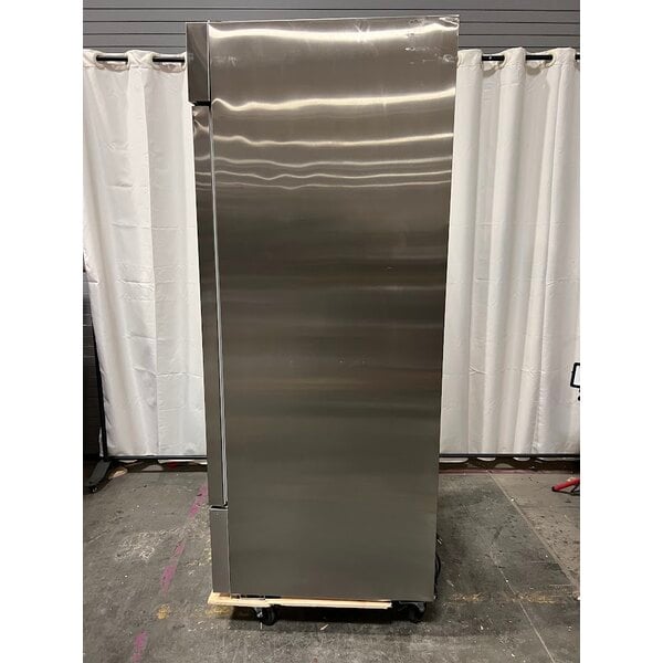Scratch and Dent Avantco A-23F-HC 29" Solid Door Reach-In Freezer