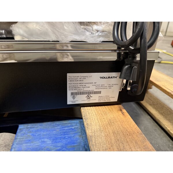 Scratch and Dent Vollrath HFM-48 48" Hot Food Merchandiser - 1440W