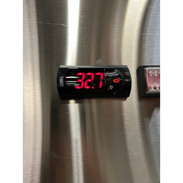 Scratch and Dent Avantco A-35R-HC 39 1/2" Solid Door Reach-In Refrigerator