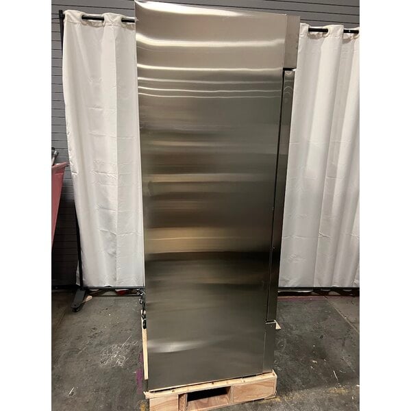 Scratch and Dent Avantco A-35R-HC 39 1/2" Solid Door Reach-In Refrigerator