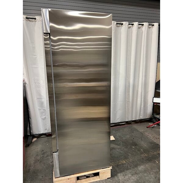 Scratch and Dent Avantco A-35R-HC 39 1/2" Solid Door Reach-In Refrigerator