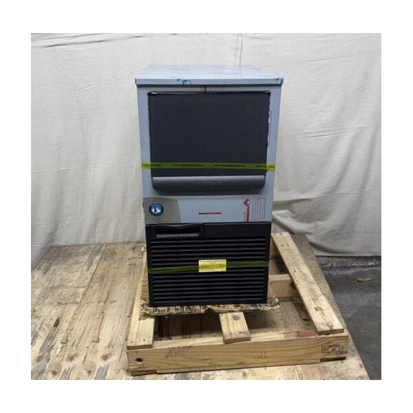 Scratch and Dent Hoshizaki KM-81BAK 17 3/4" ADA-Compliant Air-Cooled Undercounter Crescent Cube Ice Machine with 38 lb. Storage - 98 lb., 115V