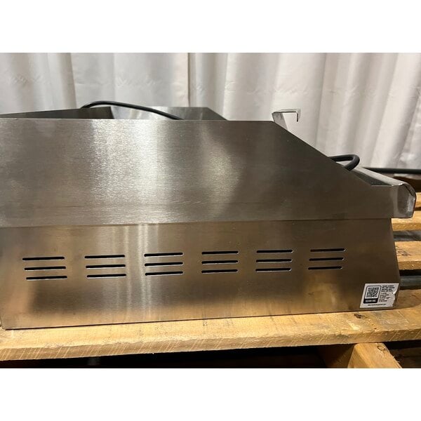 Scratch and Dent Avantco EG30N 30" Electric Countertop Griddle - 208/240V, 3.3 kW-4.5 kW