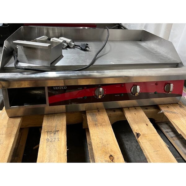Scratch and Dent Avantco EG30N 30" Electric Countertop Griddle - 208/240V, 3.3 kW-4.5 kW