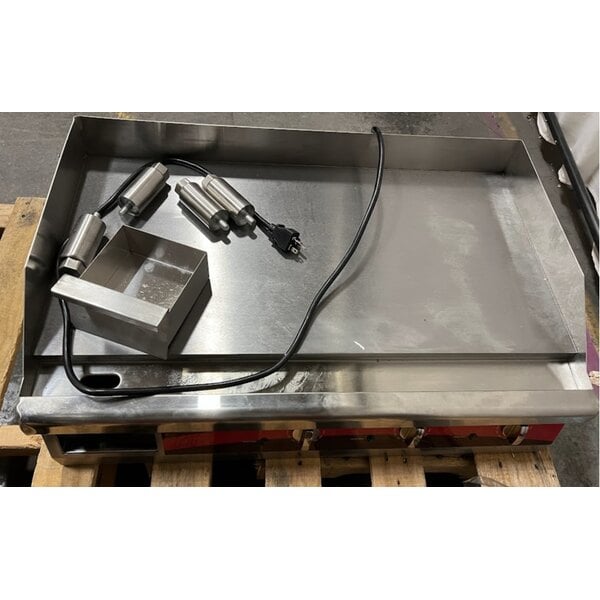 Scratch and Dent Avantco EG30N 30" Electric Countertop Griddle - 208/240V, 3.3 kW-4.5 kW