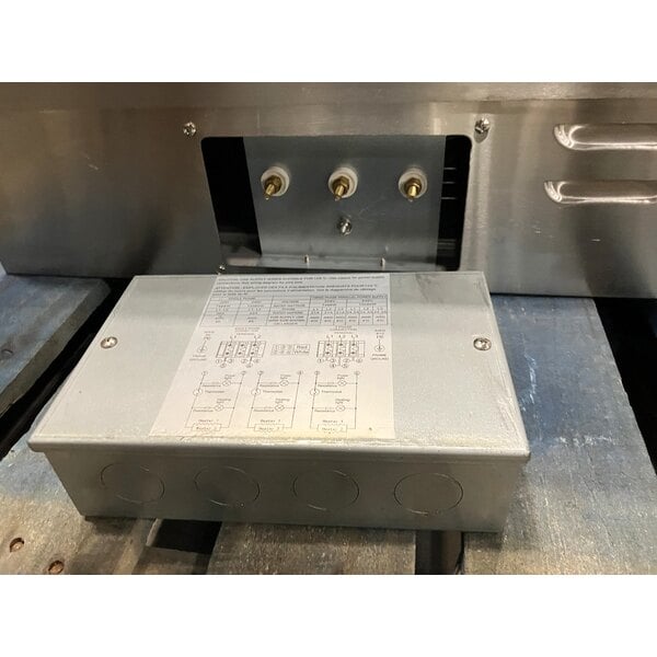 Scratch and Dent Avantco EG36N 36" Electric Countertop Griddle - 208/240V, 7.4 kW-10 kW