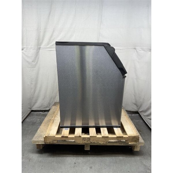Scratch and Dent Manitowoc D-570 Ice Storage Bin - 532 lb.