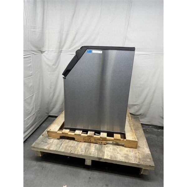 Scratch and Dent Manitowoc D-570 Ice Storage Bin - 532 lb.