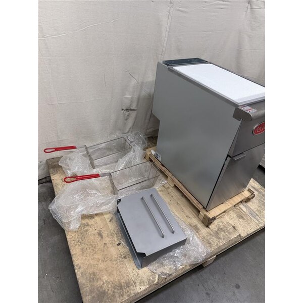 Scratch and Dent Avantco F4-ES-N 45-50 lb. Natural Gas Stainless Steel Floor Fryer - 85,000 BTU
