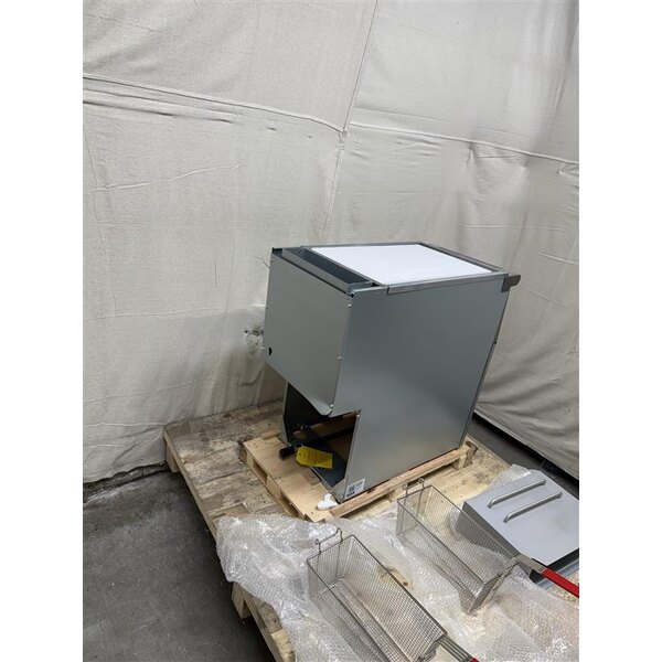 Scratch and Dent Avantco F4-ES-N 45-50 lb. Natural Gas Stainless Steel Floor Fryer - 85,000 BTU