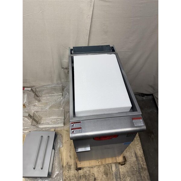 Scratch and Dent Avantco F4-ES-N 45-50 lb. Natural Gas Stainless Steel Floor Fryer - 85,000 BTU