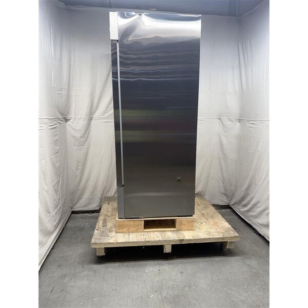 Scratch and Dent Avantco A-23F-HC 29" Solid Door Reach-In Freezer