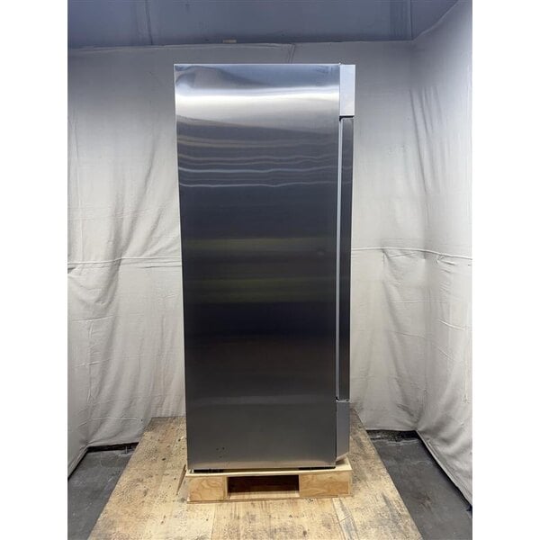 Scratch and Dent Avantco A-23F-HC 29" Solid Door Reach-In Freezer