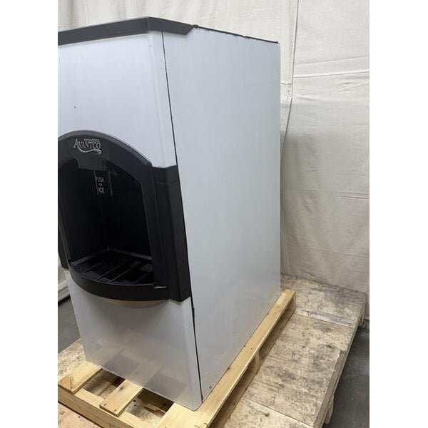 Scratch and Dent Avantco Ice HBN120-22 22" Wide Hotel Ice Dispenser 120 lb. Capacity - 115V