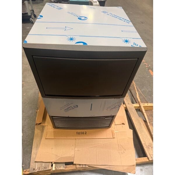 Scratch and Dent Manitowoc UDP-0080A NEO 19 11/16" Air-Cooled Undercounter Dice Cube Ice Machine with 31 lb. Storage Bin - 110 lb., 115V