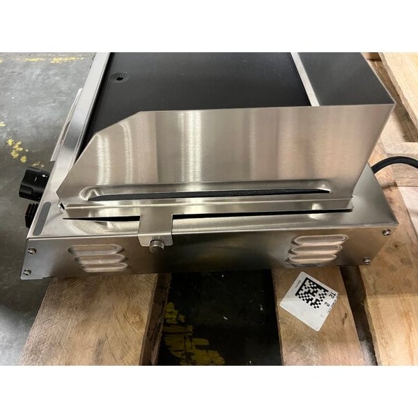 Scratch and Dent Cadco CG-20 21" x 12" Electric Countertop Griddle - 1.5 kW, 220V