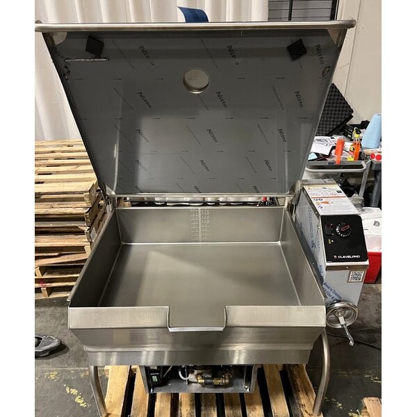 Scratch and Dent Cleveland SGL-40-T1 Natural Gas 40 Gallon PowerPan Open Base Tilt Skillet