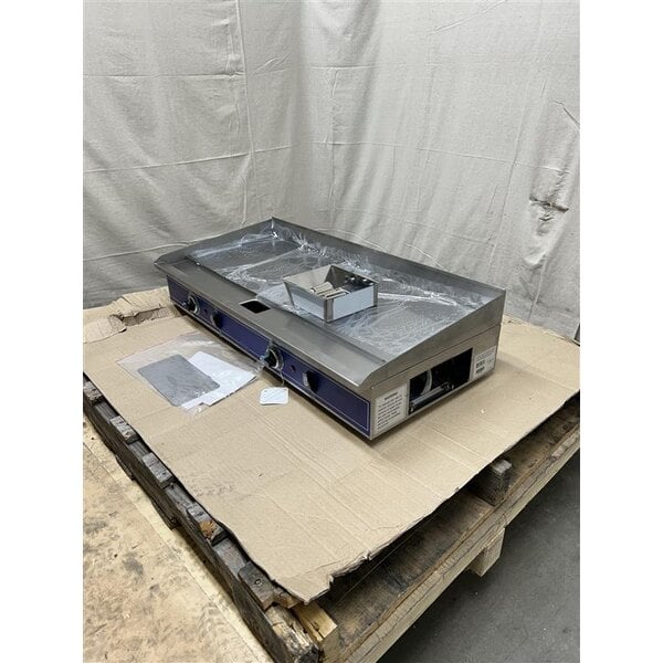 Scratch and Dent Globe PG36E 36" Electric Countertop Griddle - 5.5 kW