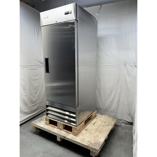 Scratch and Dent Avantco A-23F-HC 29" Solid Door Reach-In Freezer