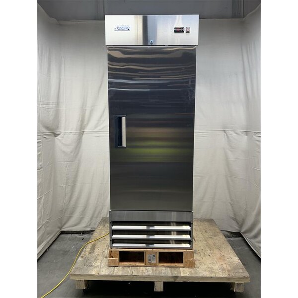 Scratch and Dent Avantco A-23F-HC 29" Solid Door Reach-In Freezer