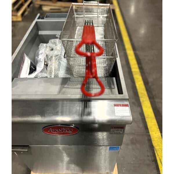 Scratch and Dent Avantco F5-ES-N 65-70 lb. Natural Gas Stainless Steel Floor Fryer - 100,000 BTU