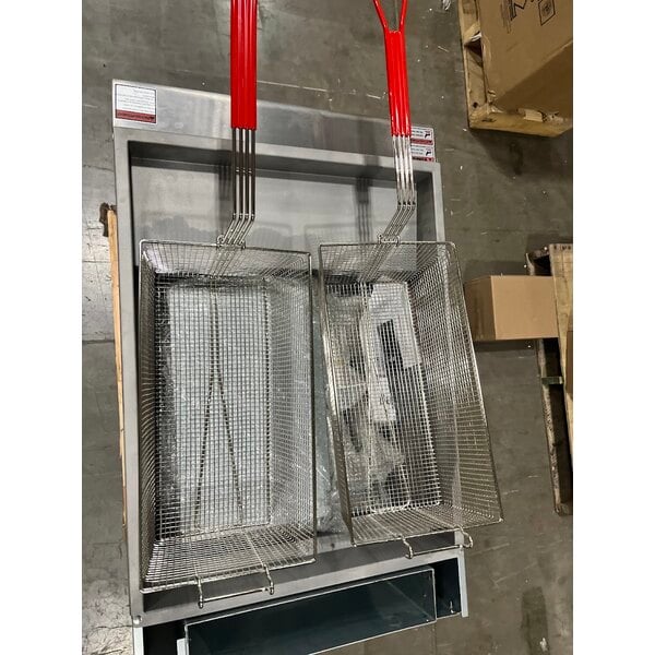 Scratch and Dent Avantco F5-ES-N 65-70 lb. Natural Gas Stainless Steel Floor Fryer - 100,000 BTU