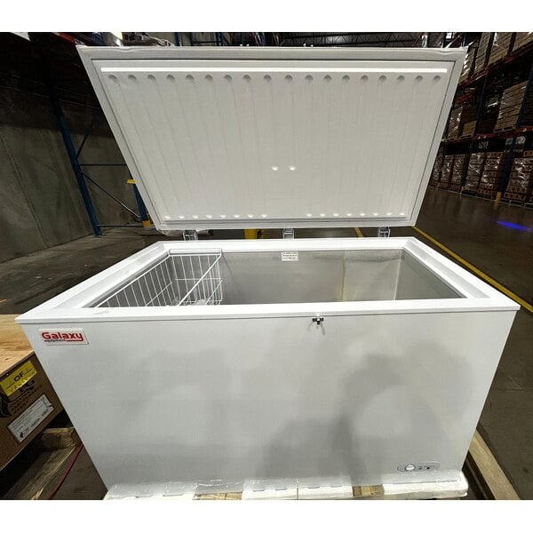 Scratch and Dent Galaxy CF13HC Commercial Chest Freezer - 12.7 cu. ft.