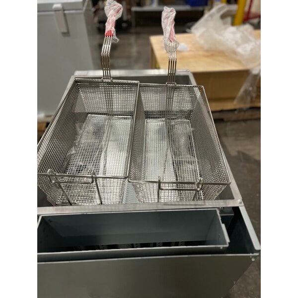 Scratch and Dent Avantco F5-ES-N 65-70 lb. Natural Gas Stainless Steel Floor Fryer - 100,000 BTU