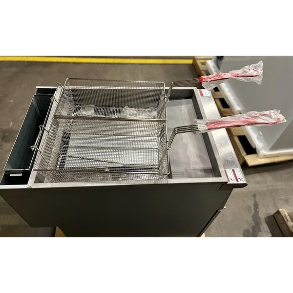 Scratch and Dent Avantco F5-ES-N 65-70 lb. Natural Gas Stainless Steel Floor Fryer - 100,000 BTU