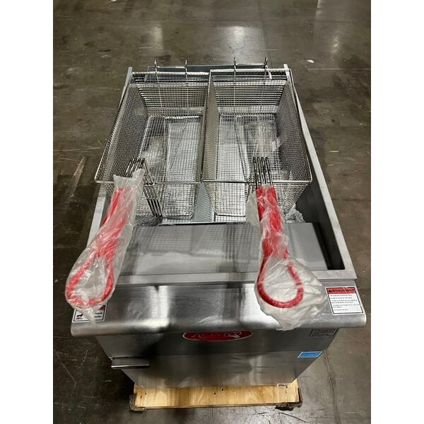 Scratch and Dent Avantco F5-ES-N 65-70 lb. Natural Gas Stainless Steel Floor Fryer - 100,000 BTU