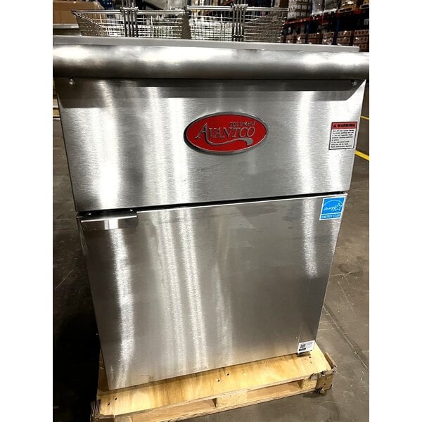 Scratch and Dent Avantco F5-ES-N 65-70 lb. Natural Gas Stainless Steel Floor Fryer - 100,000 BTU