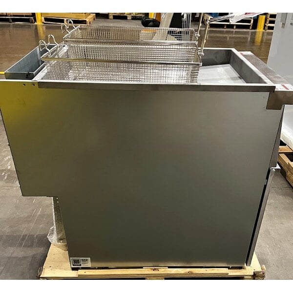 Scratch and Dent Avantco F5-ES-N 65-70 lb. Natural Gas Stainless Steel Floor Fryer - 100,000 BTU