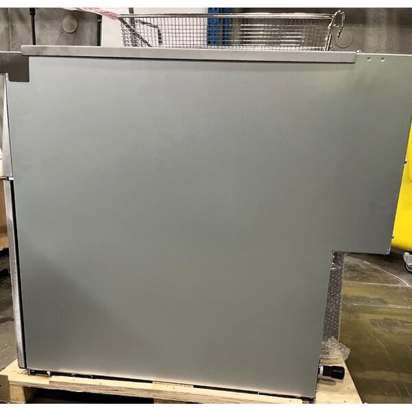 Scratch and Dent Avantco F5-ES-N 65-70 lb. Natural Gas Stainless Steel Floor Fryer - 100,000 BTU