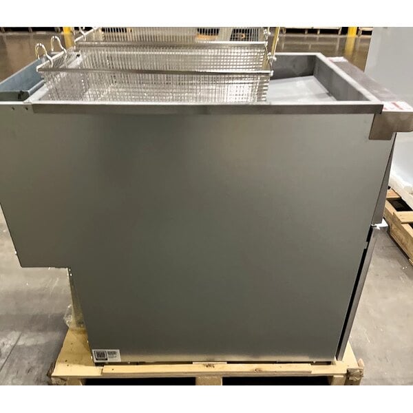 Scratch and Dent Avantco F5-ES-N 65-70 lb. Natural Gas Stainless Steel Floor Fryer - 100,000 BTU