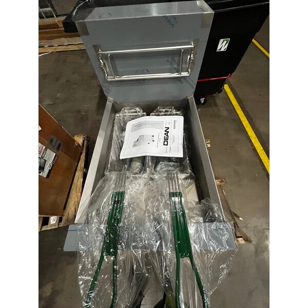 Scratch and Dent Dean by Frymaster SR114E Super Runner Economy 40 lb. Electric Floor Fryer - 240V, 1 Phase