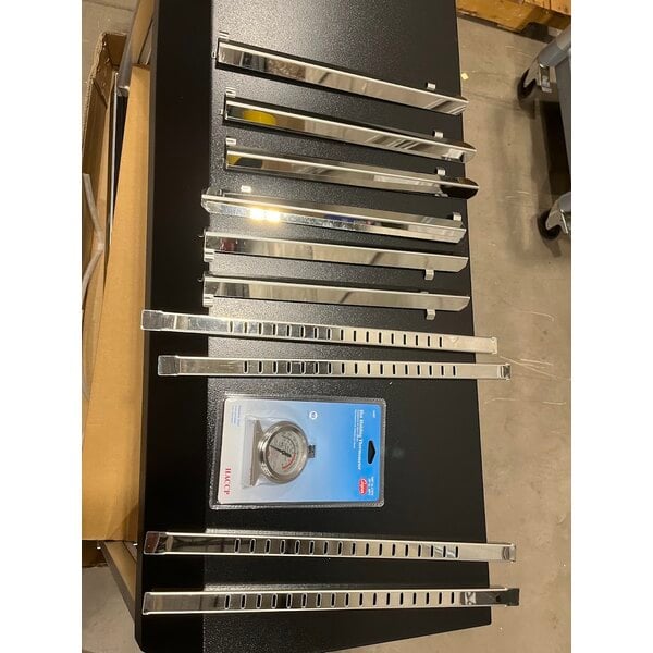 Scratch and Dent Vollrath HFM-36 36" Hot Food Merchandiser - 1440W