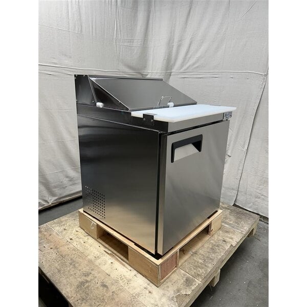 Scratch and Dent Avantco APT-27-HC 27" 1 Door Refrigerated Sandwich Prep Table