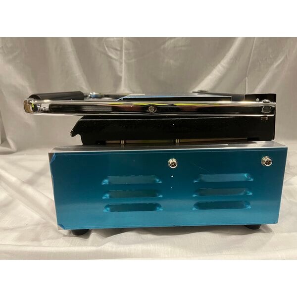 Scratch and Dent Avantco PG200ST Commercial Panini Sandwich Grill with Timer, Smooth Plates, and 13 3/8" x 8 3/4" Cooking Surface - 120V, 1750W