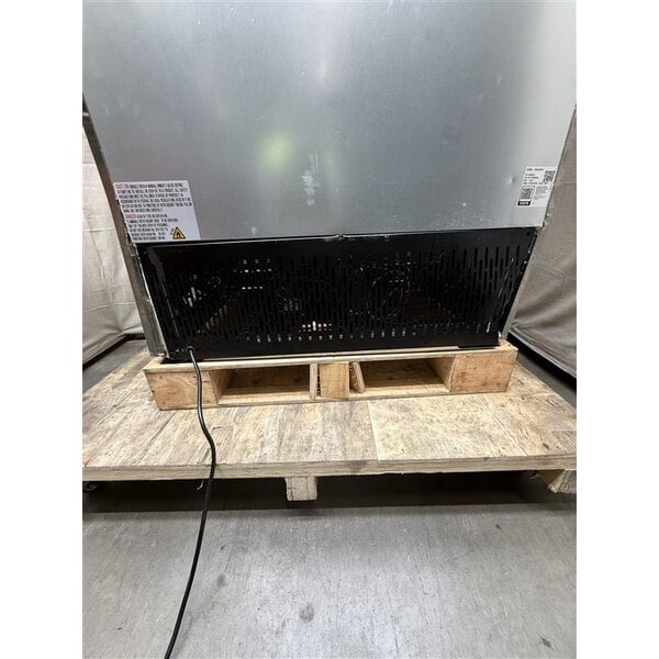Scratch and Dent Avantco A-35R-HC 39 1/2" Solid Door Reach-In Refrigerator