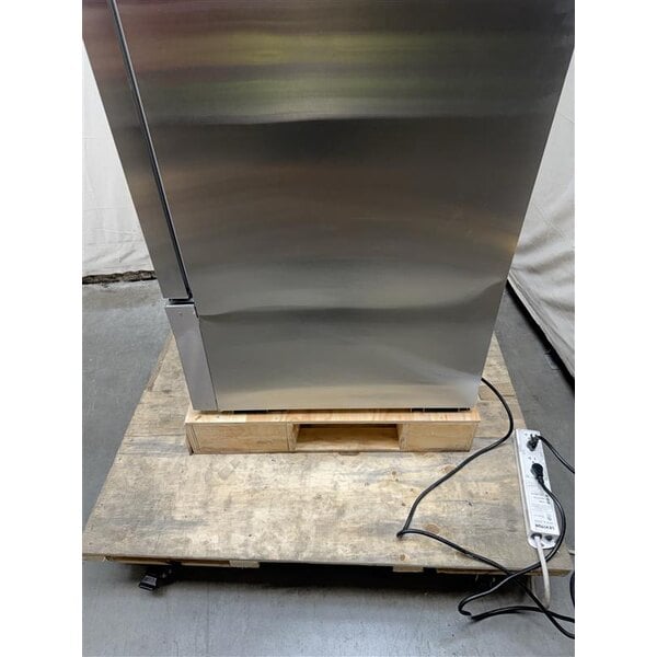 Scratch and Dent Avantco A-35R-HC 39 1/2" Solid Door Reach-In Refrigerator