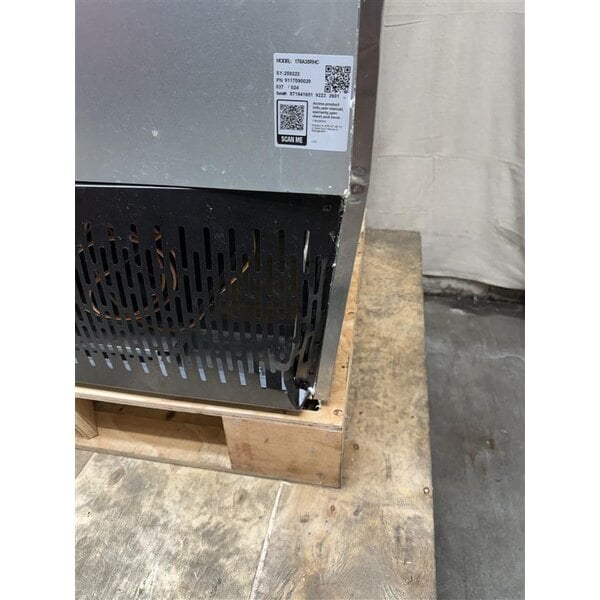 Scratch and Dent Avantco A-35R-HC 39 1/2" Solid Door Reach-In Refrigerator