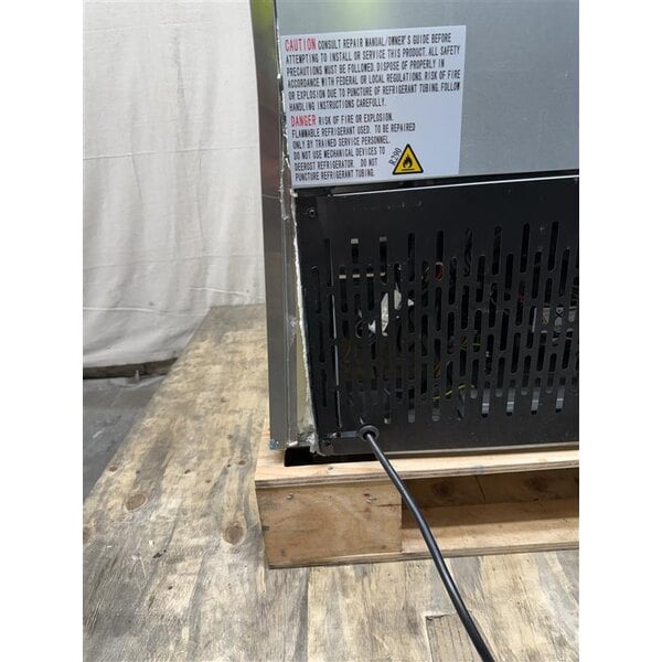 Scratch and Dent Avantco A-35R-HC 39 1/2" Solid Door Reach-In Refrigerator