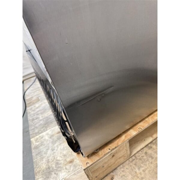 Scratch and Dent Avantco A-35R-HC 39 1/2" Solid Door Reach-In Refrigerator
