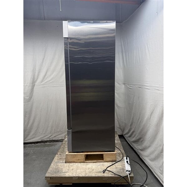 Scratch and Dent Avantco A-35R-HC 39 1/2" Solid Door Reach-In Refrigerator