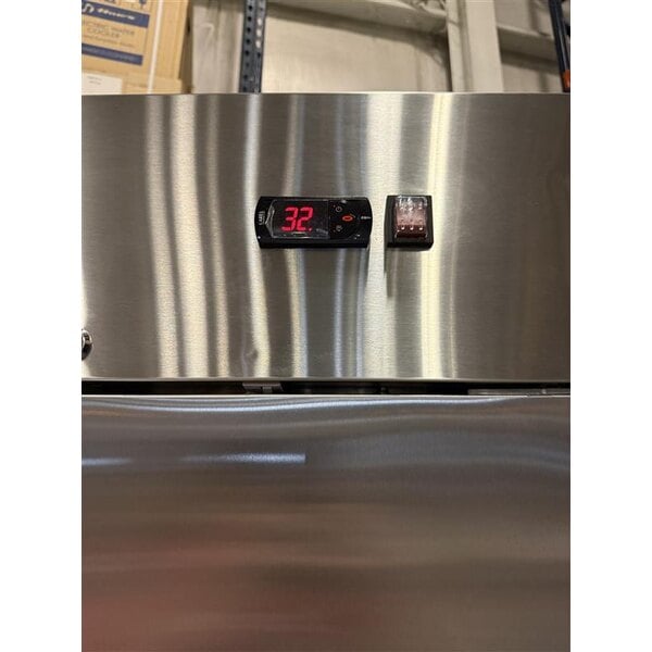 Scratch and Dent Avantco A-35R-HC 39 1/2" Solid Door Reach-In Refrigerator