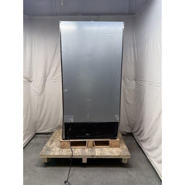 Scratch and Dent Avantco A-35R-HC 39 1/2" Solid Door Reach-In Refrigerator
