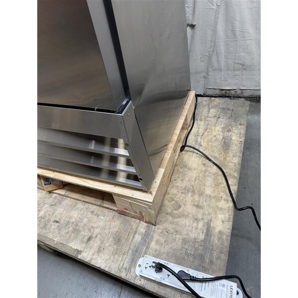 Scratch and Dent Avantco A-35R-HC 39 1/2" Solid Door Reach-In Refrigerator