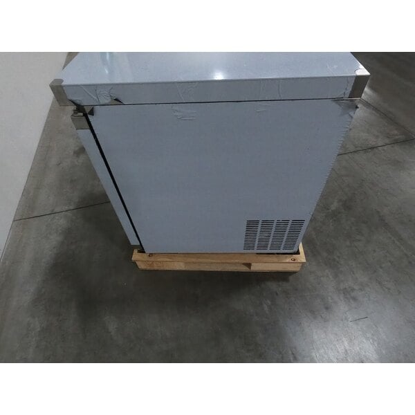 Scratch and Dent Avantco AU-27R 27" Undercounter Refrigerator
