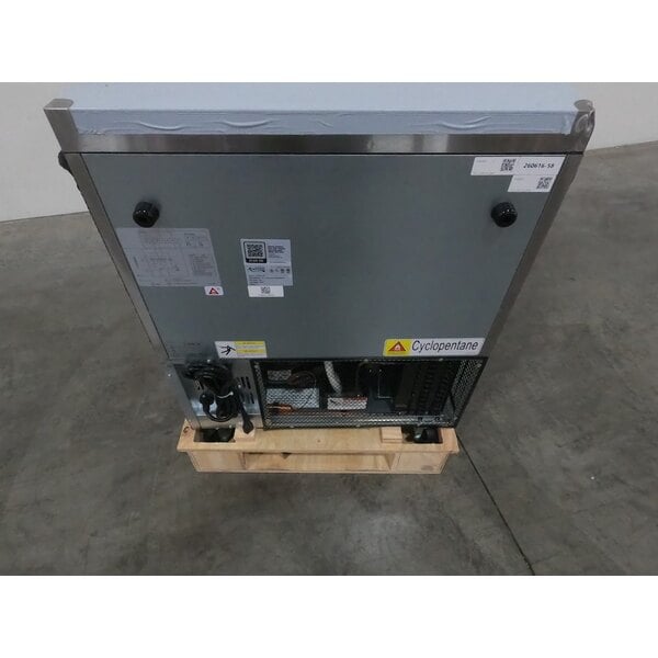 Scratch and Dent Avantco AU-27R 27" Undercounter Refrigerator